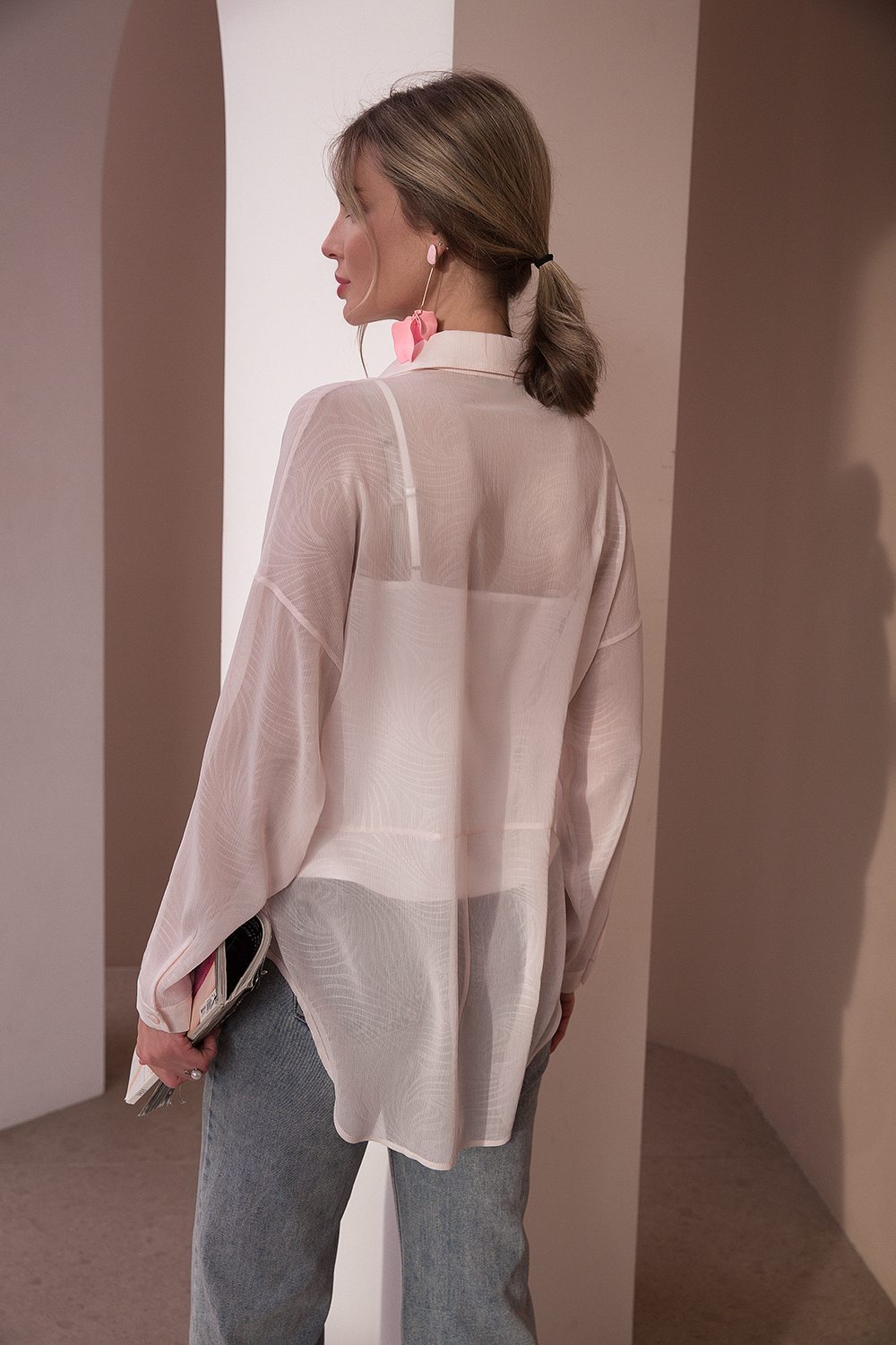 Аморита, блузка-рубашка из фактурного шифона цвета розовой зефирки, топ в комплекте Ритини