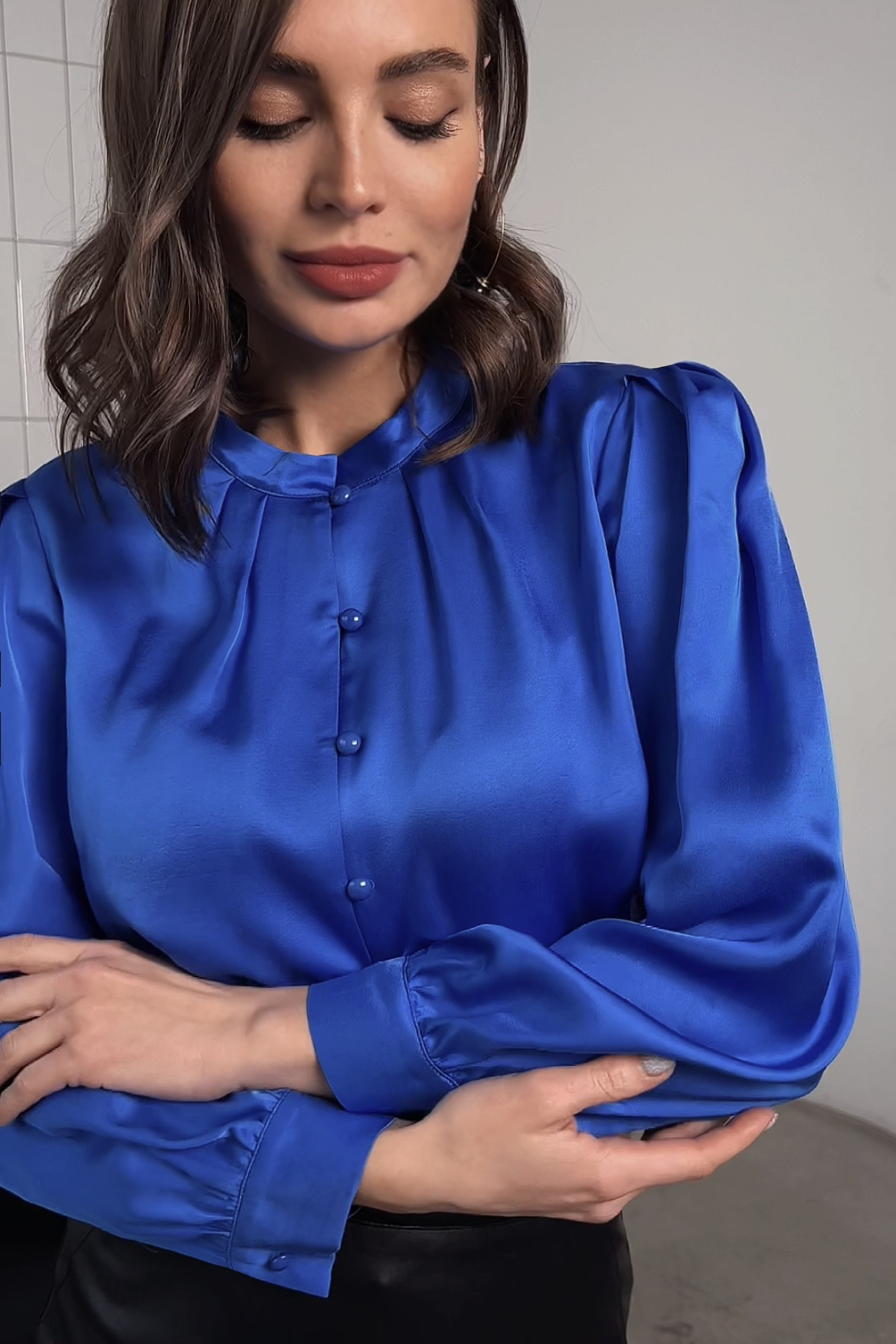 Марика,  яркая блузка с воротником стойка из вискозного матового сатина 2 цвета Ритини