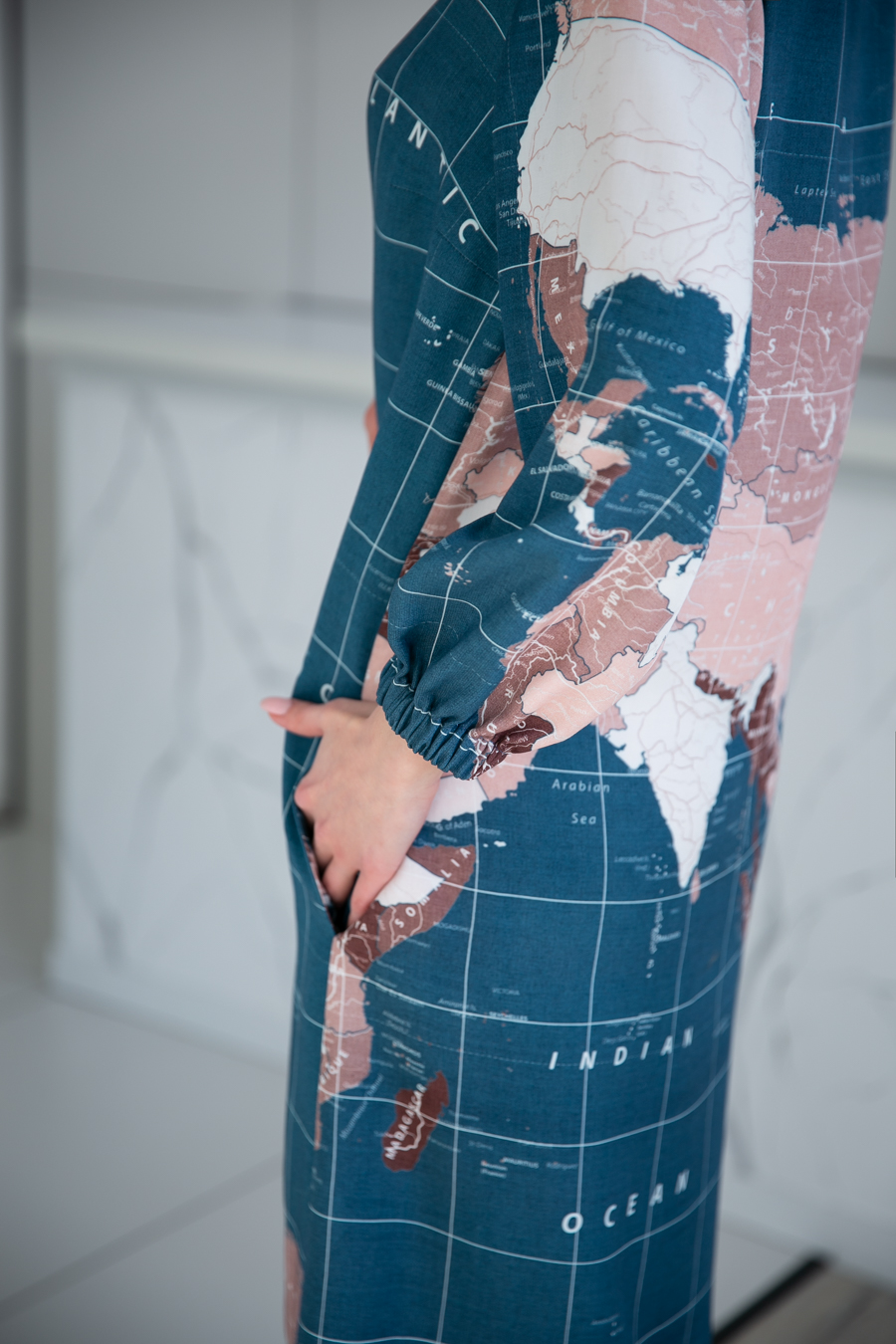 Вояж. Платье свободного кроя с принтом карты мира + ремешок из эко-кожи от Ритини