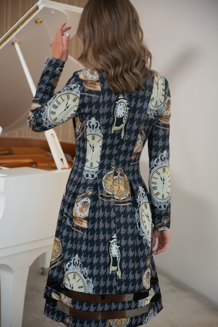 Нона, трикотажное платье А-силуэта с принтом, юбка украшена крупной вязаной сеткой от Ритини