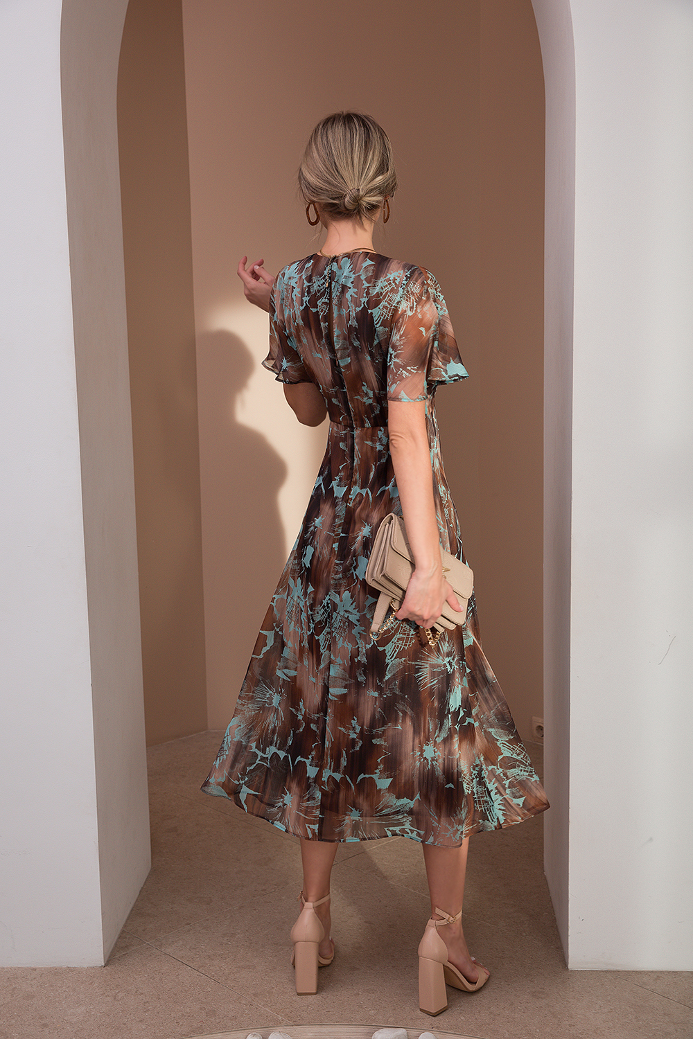 Мэрис, силуэтное шифоновое платье миди цвета шоколада с акварельными цветами, на подкладке. от Ритини