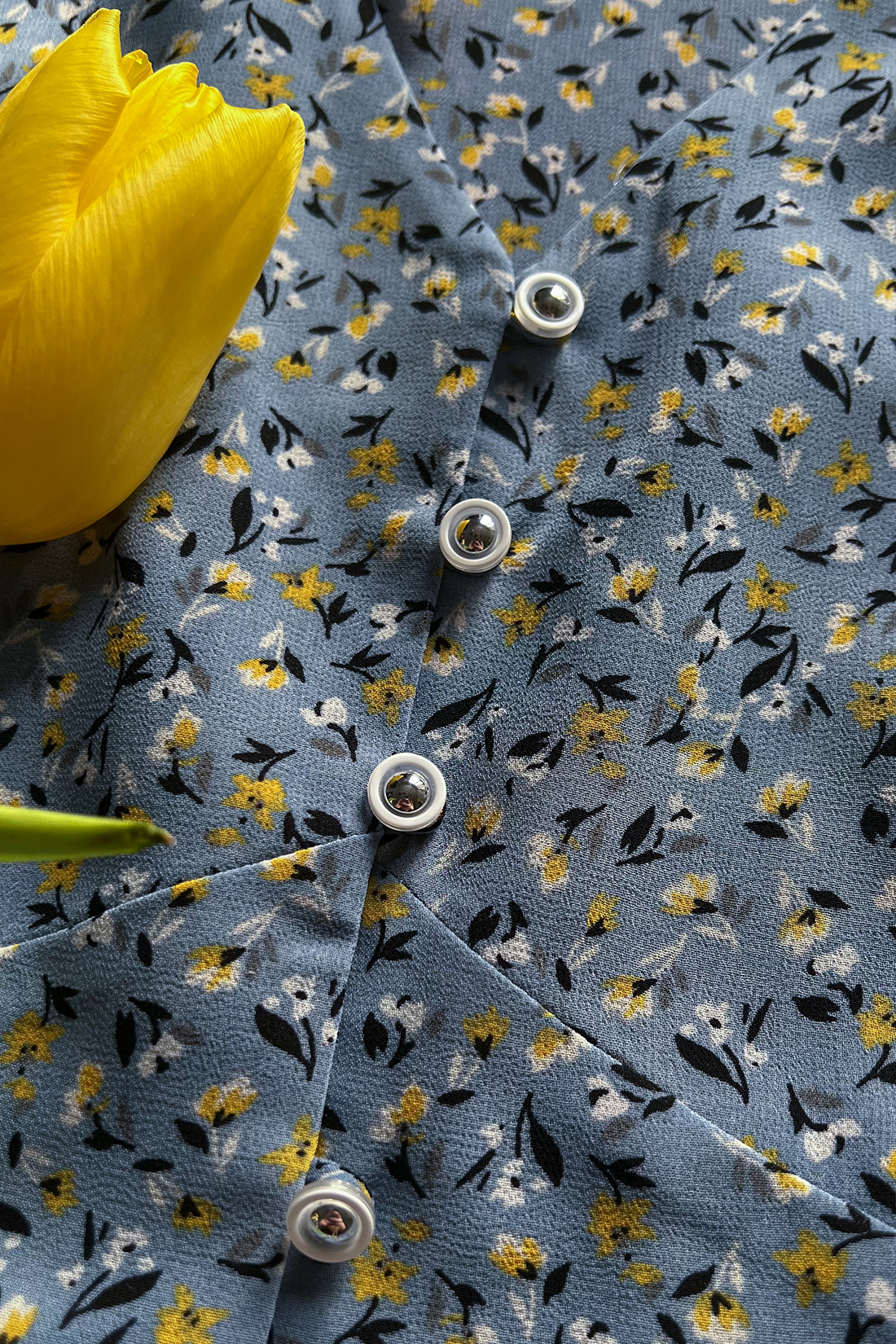 Черрита, блузка с множеством отрезных деталей, присборенной баской и крылышками, 2 цвета Ритини