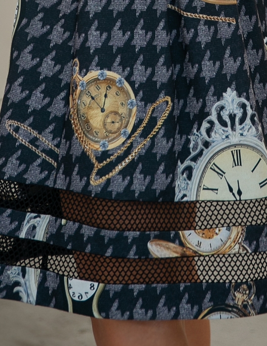 Нона, трикотажное платье А-силуэта с принтом, юбка украшена крупной вязаной сеткой от Ритини