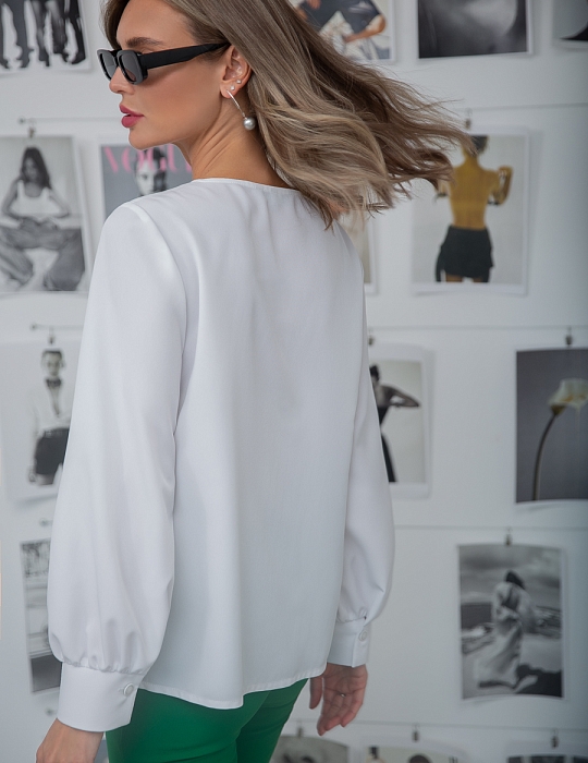 Годеция, белая блузка с широкой планкой со сквозной застежкой на роговые пуговицы Ритини