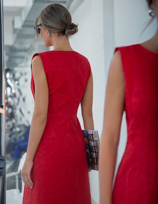 Арни, красное платье футляр из жаккарда с боковыми планками на лифе от Ритини