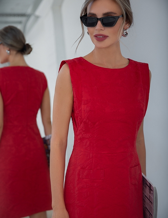 Арни, красное платье футляр из жаккарда с боковыми планками на лифе от Ритини