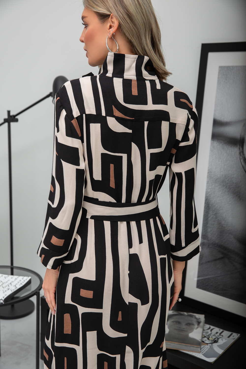 Элиас, платье из вискозного крепа в геометричный рисунок с асимметричной застежкой на пуговицы от Ритини