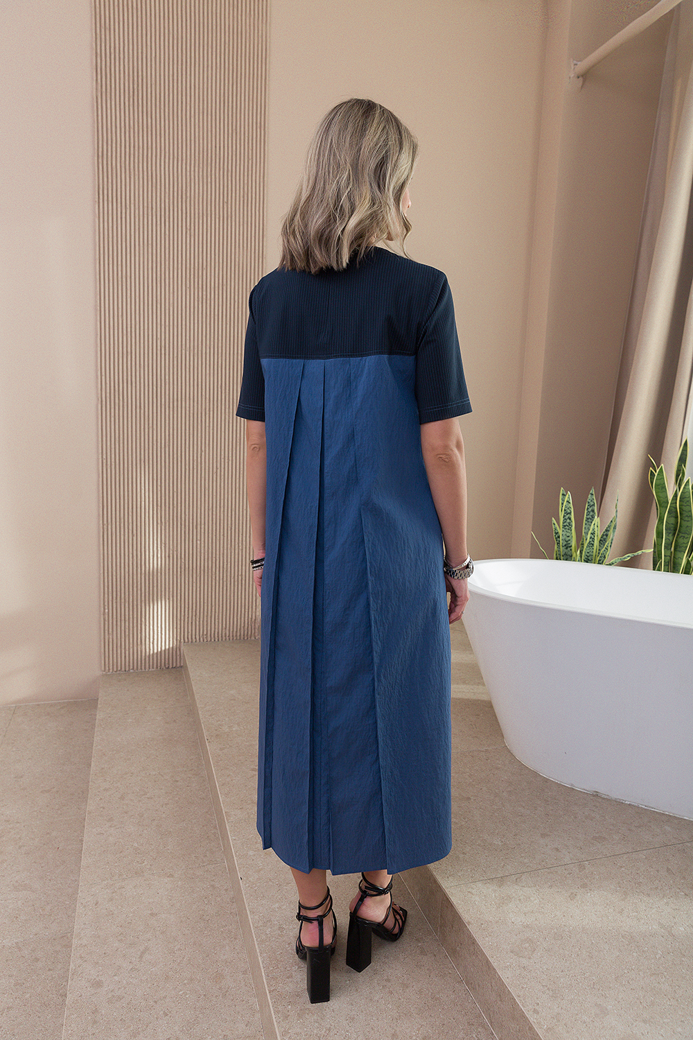 Чинто, контрастное сочетание тканей платье с разрезами свободного кроя в полоску спереди и швами сзади от Ритини