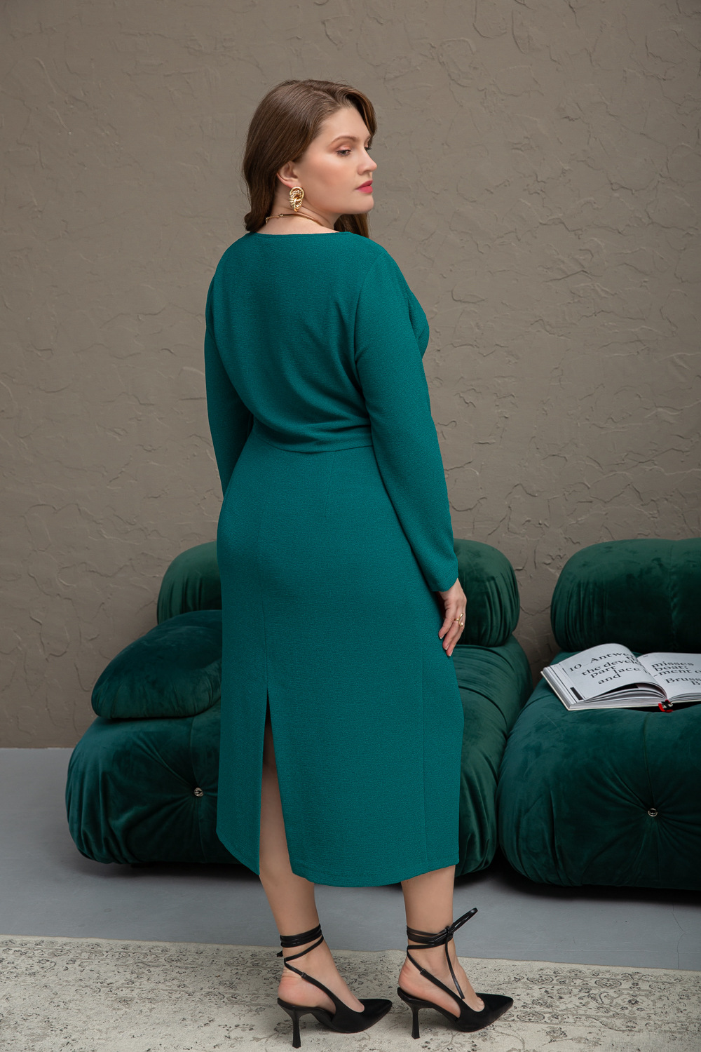 Густаво, олуприлегающее платье миди из мягкого трикотажа зернистой фактуры с асимметричными складочками, на плече и в боковом шве, 2 цвета от Ритини