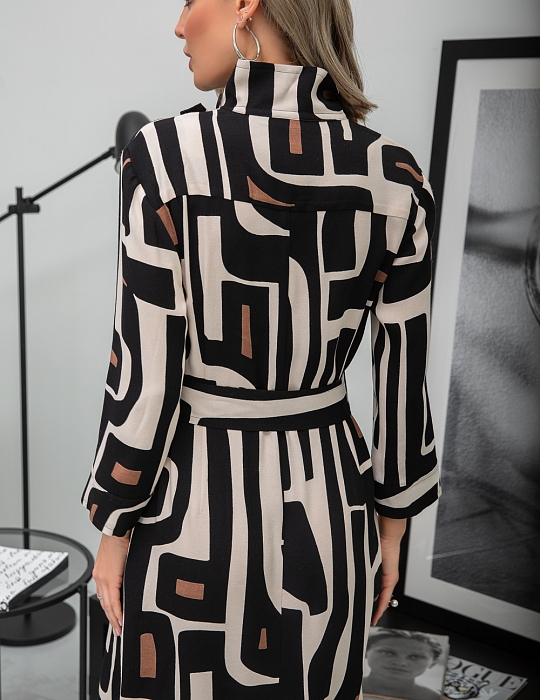 Элиас, платье из вискозного крепа в геометричный рисунок с асимметричной застежкой на пуговицы от Ритини