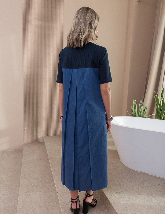 Чинто, контрастное сочетание тканей платье с разрезами свободного кроя в полоску спереди и швами сзади от Ритини